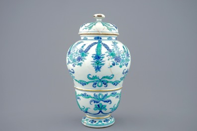 A rare Chinese export porcelain urn and cover, Kangxi/Yongzheng, 1st quarter 18th C.