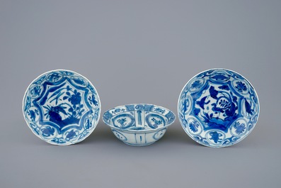 Un bol de type &quot;Klapmuts&quot; et deux assiettes en porcelaine de Chine bleu et blanc de type Kraak, Wanli, 1573-1619