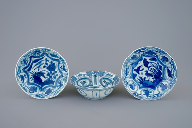 Un bol de type &quot;Klapmuts&quot; et deux assiettes en porcelaine de Chine bleu et blanc de type Kraak, Wanli, 1573-1619