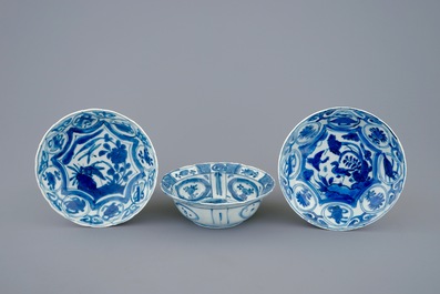 A blue and white Chinese kraak porcelain klapmuts bowl and 2 plates, Wanli, 1573-1619