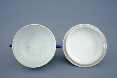 Een Chinese bleu poudr&eacute; twee-orige dekselkom met floraal decor, Kangxi