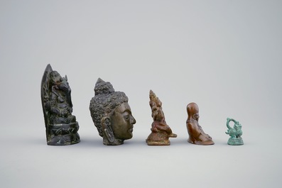Un lot de cinq statuettes vari&eacute;es en bronze et autre, Asie, 19/20&egrave;me