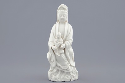 Een Chinese Dehua blanc de Chine figuur van Guanyin met kind, 19e eeuw