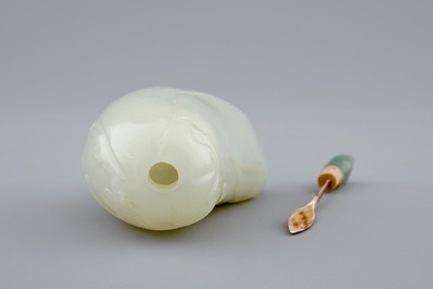 Une tabati&egrave;re en jade sculpt&eacute;, Chine, 18/19&egrave;me