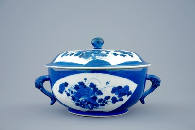 Een Chinese bleu poudr&eacute; twee-orige dekselkom met floraal decor, Kangxi
