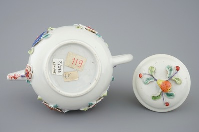 Une th&eacute;i&egrave;re sur support en porcelaine de Chine famille rose &agrave; d&eacute;cor en reli&euml;f, Yongzheng, 1723-1735
