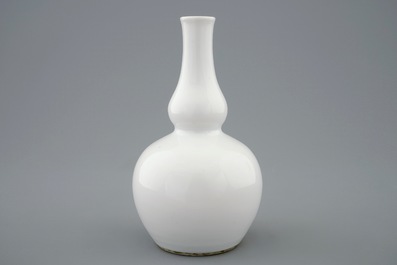 Un vase de forme double gourde en porcelaine blanc de Chine, Kangxi/Yongzhen