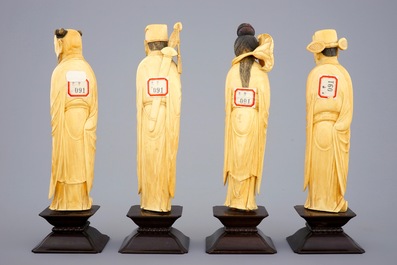 Een set van 8 Chinese ivoren figuren van onsterfelijken op houten sokkels, 19e eeuw