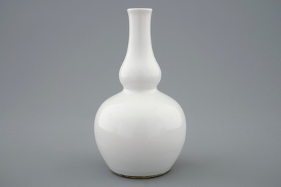 Un vase de forme double gourde en porcelaine blanc de Chine, Kangxi/Yongzhen