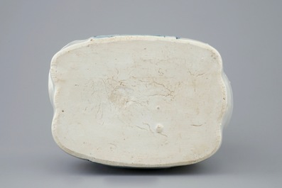 Un kendi en forme d'&eacute;l&eacute;phant en porcelaine de Chine bleu et blanc, Dynastie Ming, Wanli, 1573-1619