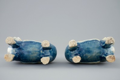 Une paire de groupes des fr&egrave;res Hehe Erxian sur des kylins en porcelaine de Chine bleu, blanc et c&eacute;ladon, 18&egrave;me