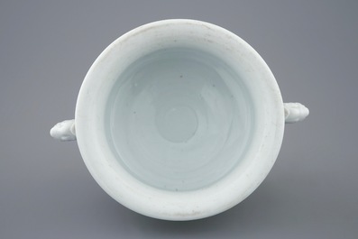 Un br&ucirc;le-parfum en porcelaine blanc de Chine de Dehua &agrave; d&eacute;cor appliqu&eacute; et grav&eacute;, Kangxi