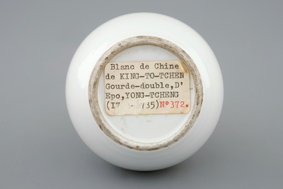 Un vase de forme double gourde en porcelaine blanc de Chine, Kangxi/Yongzhen