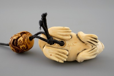 Een Japanse ivoren inro met netsuke, beide gesigneerd, Meiji, 19e eeuw