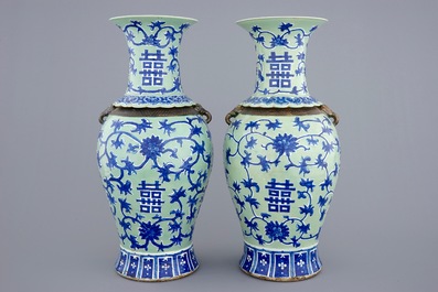 Une paire de vases en porcelaine de Chine en bleu et blanc sur fond c&eacute;ladon aux fleurs de lotus, 19&egrave;me