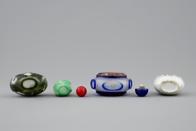 A set of four Chinese glass and porcelain snuff bottles, 19/20th C.