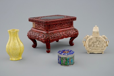 Een lot Chinese Canton emaille, sokkel, ivoren snuifflesje, zilveren emaille doosje en een miniatuur vaasje, 19/20e eeuw