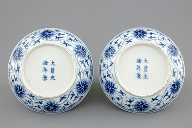 Een paar Chinese blauw-witte borden met lotusdecor, Guangxu merk en periode