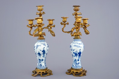 Une paire de vases en porcelaine de Chine bleu et blanc aux montures de candelabres en bronze ormolu, Kangxi
