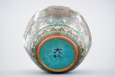 Een Chinese cloisonn&eacute; jardini&egrave;re, 18/19e eeuw