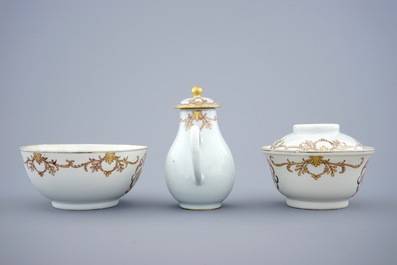 Une partie d'un service &agrave; th&eacute; en porcelaine de Chine famille rose et dor&eacute;, Qianlong, 18&egrave;me