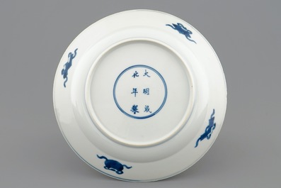 Une assiette aux dragons en porcelaine de Chine bleu et blanc, Kangxi