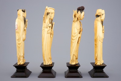 Een set van 8 Chinese ivoren figuren van onsterfelijken op houten sokkels, 19e eeuw