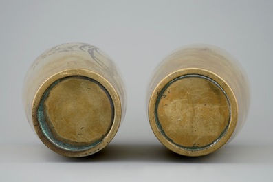 Une paire de vases en bronze dor&eacute; et grav&eacute; &agrave; d&eacute;cor de coqs, sign&eacute;s, Japon, Meiji, 19/20&egrave;me