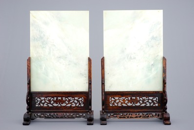 Een paar Chinese ingelegde hardstenen tafelschermen, 19/20e eeuw