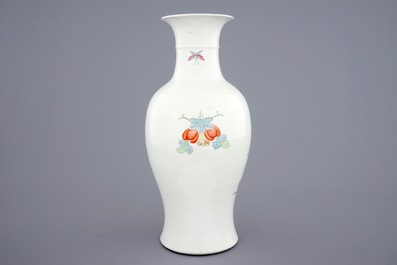 A fine Chinese famille rose vase with ladies playing music, 19/20th C.