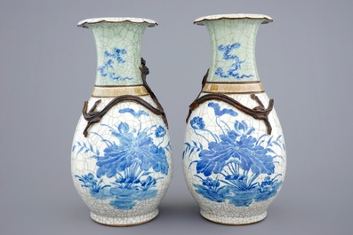 Een paar Chinese vazen met blauw-wit decor op celadon en craquel&eacute; ondergrond, 19e eeuw