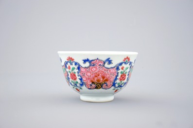 Een set van vijf Chinese famille rose koppen en schotels, Qianlong