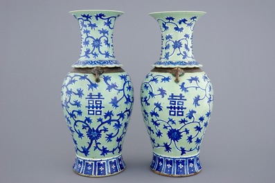 Une paire de vases en porcelaine de Chine en bleu et blanc sur fond c&eacute;ladon aux fleurs de lotus, 19&egrave;me