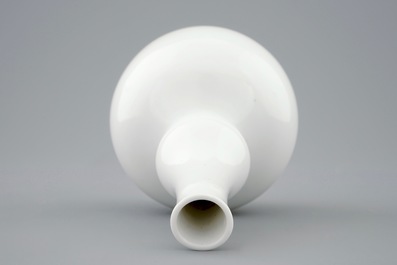 Un vase de forme double gourde en porcelaine blanc de Chine, Kangxi/Yongzhen