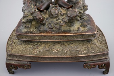 Een fijne Japanse bronzen figuur van een wijze op een basis, Meiji, 19e eeuw