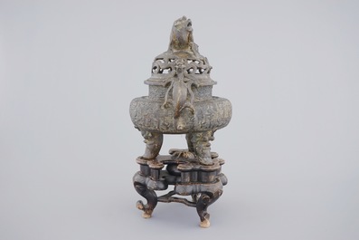 Een grote Chinese bronzen wierookbrander op sokkel, 17/18e eeuw
