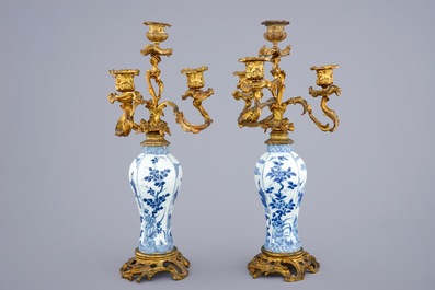 Een paar blauw-witte Chinese vazen met verguld bronzen montuur van kandelaars, Kangxi