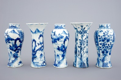 Une garniture de 5 pi&egrave;ces en porcelaine de Chine bleu et blanc, Kangxi