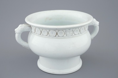 Un br&ucirc;le-parfum en porcelaine blanc de Chine de Dehua &agrave; d&eacute;cor appliqu&eacute; et grav&eacute;, Kangxi