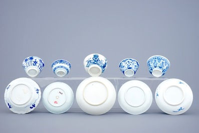 Un lot de 5 tasses et soucoupes en porcelaine de Chine bleu et blanc, 18&egrave;me