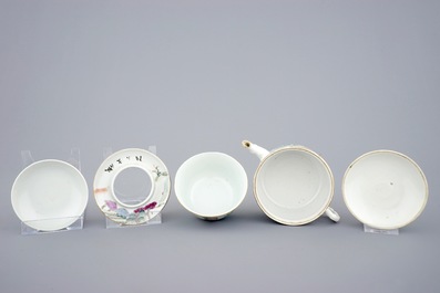 Une th&eacute;i&egrave;re et six tasses couvertes sur supports en porcelaine de Chine qianjiang cai, 19/20&egrave;me