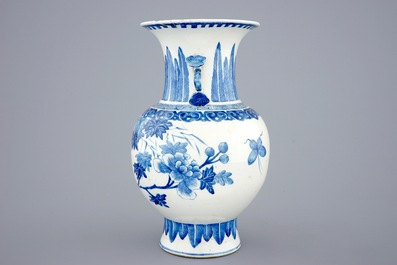 Een blauw-witte Chinese vaas met ruyi handvaten en een Kangxi-stijl bord, 19e eeuw