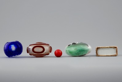 A set of four Chinese glass and porcelain snuff bottles, 19/20th C.