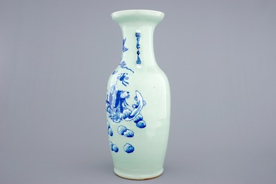 Een fijne Chinese blauw-wit op celadon fond vaas met personages, 19e eeuw