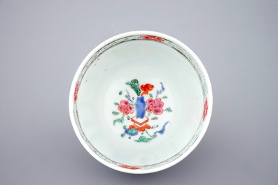 Un lot de cinq tasses et soucoupes en porcelaine de Chine famille rose, Qianlong