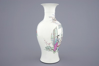 Un vase en porcelaine de Chine famille rose &agrave; d&eacute;cor de musiciennes, 19/20&egrave;me