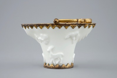 Une coupe libation en porcelaine blanc de Chine mont&eacute;e de bronze dor&eacute;, Kangxi