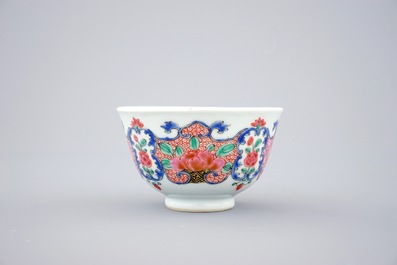 Een set van vijf Chinese famille rose koppen en schotels, Qianlong