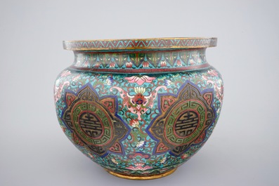 A Chinese cloisonne jardiniere, 18/19th C.