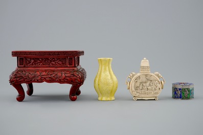 Een lot Chinese Canton emaille, sokkel, ivoren snuifflesje, zilveren emaille doosje en een miniatuur vaasje, 19/20e eeuw